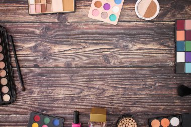 Makyaj, güzellik ve kozmetik ürünleri ahşap arka planda kenarları 