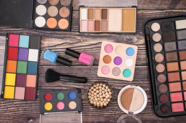 Göz gölgeler ve ahşap arka planda fırça makyaj 