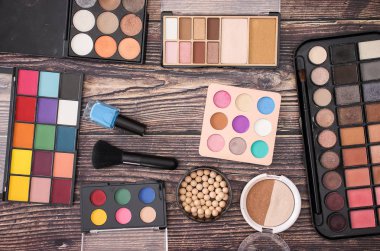 Göz gölgeler ve ahşap arka planda fırça makyaj 