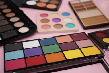 Pembe arka planda göz gölgeler 