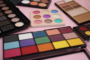 Pembe arka planda göz gölgeler 