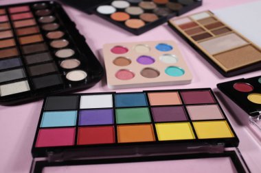 Pembe arka planda göz gölgeler 