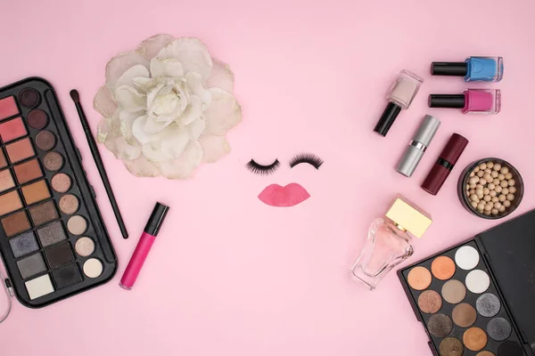 Wimpern Make Und Kosmetikprodukte Auf Rosa Hintergrund — Stockfoto