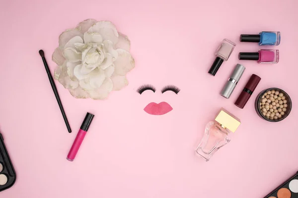 Řasy Výrobky Pro Kosmetické Přípravky Růžovém Pozadí — Stock fotografie