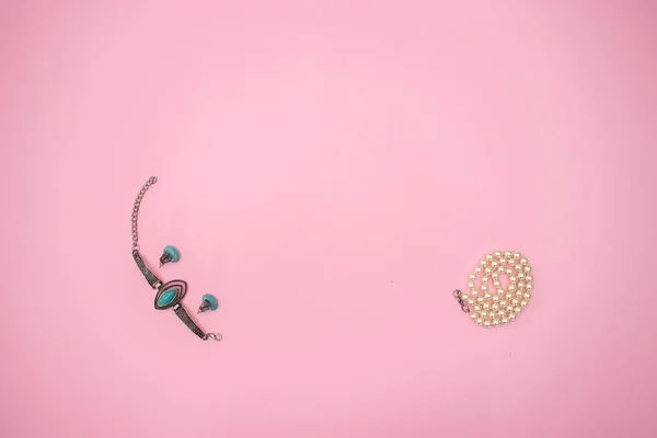 Vrouw Accessoires Sieraden Roze Backgorund — Stockfoto