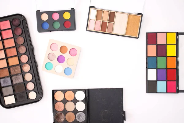 beyaz zemin üzerinde göz gölgeler 