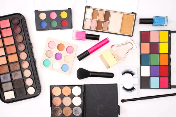 Beyaz arka planda makyaj, güzellik ve kozmetik ürünleri 