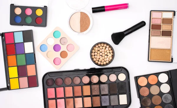 Beyaz arka planda makyaj, güzellik ve kozmetik ürünleri 