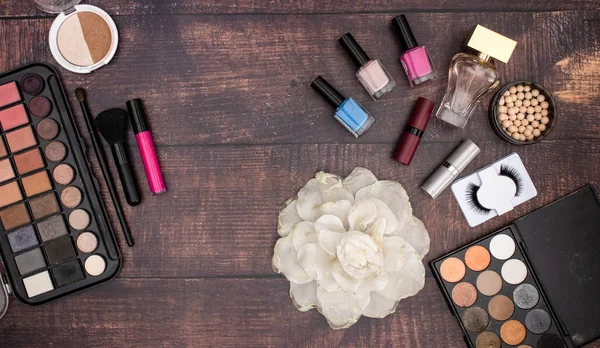 Ahşap Masada Makyaj Güzellik Kozmetik Ürünleri — Stok fotoğraf