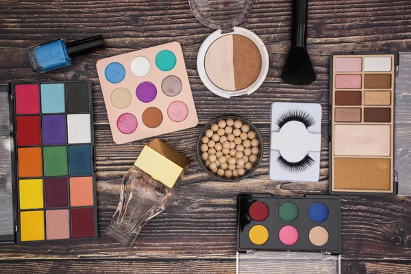 Kosmetik Wanita Dan Membuat Produk Atas Meja Kayu — Stok Foto