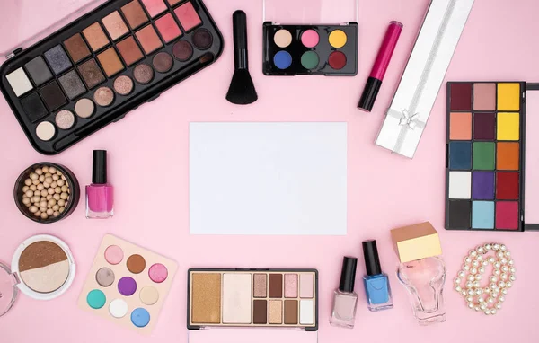 Maquillaje Productos Alrededor Del Libro Blanco Sobre Fondo Rosa — Foto de Stock