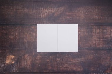 Yazı için ahşap arka planda beyaz kağıt