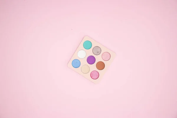 Ein Lidschatten Mit Vielen Farben Auf Rosa Hintergrund — Stockfoto