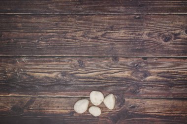 Ahşap masada beyaz kayalar 