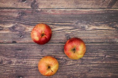Ahşap masada güzel kırmızı ve taze elma 
