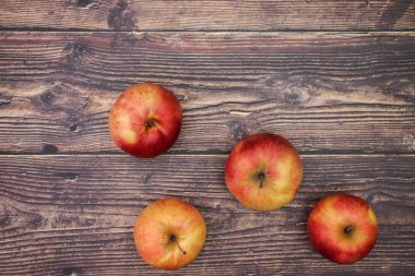 Ahşap masada güzel kırmızı ve taze elma 