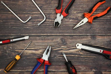 Ahşap masada kendiniz malzemeleri ve İnşaat araçları yapmak 