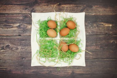 Masada Paskalya dekorasyonu için beyaz çanak taze yumurta 