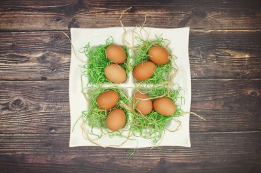 Masada Paskalya dekorasyonu için beyaz çanak taze yumurta 