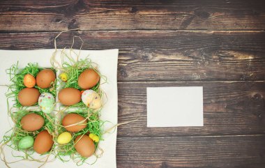 Masada Paskalya dekorasyonu için beyaz çanak taze yumurta 