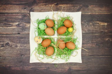 Masada Paskalya dekorasyonu için beyaz çanak taze yumurta 