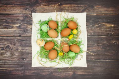 Masada Paskalya dekorasyonu için beyaz çanak taze yumurta 