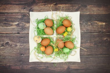 Masada Paskalya dekorasyonu için beyaz çanak taze yumurta 