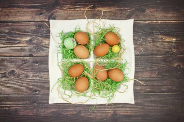 Masada Paskalya dekorasyonu için beyaz çanak taze yumurta 