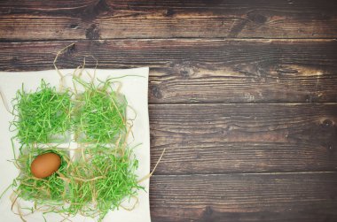 Masada Paskalya dekorasyonu için beyaz çanak taze yumurta 