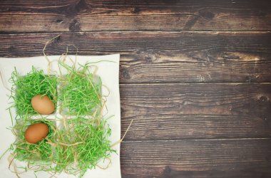 Masada Paskalya dekorasyonu için beyaz çanak taze yumurta 