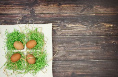 Masada Paskalya dekorasyonu için beyaz çanak taze yumurta 