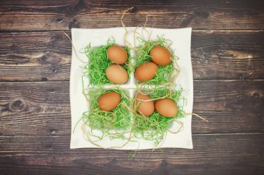 Masada Paskalya dekorasyonu için beyaz çanak taze yumurta 