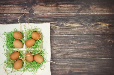 Masada Paskalya dekorasyonu için beyaz çanak taze yumurta 