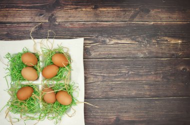 Masada Paskalya dekorasyonu için beyaz çanak taze yumurta 
