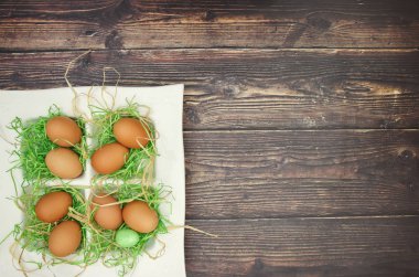 Masada Paskalya dekorasyonu için beyaz çanak taze yumurta 