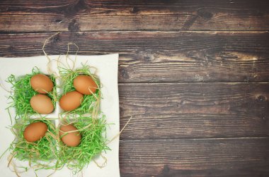 Masada Paskalya dekorasyonu için beyaz çanak taze yumurta 