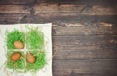 Masada Paskalya dekorasyonu için beyaz çanak taze yumurta 
