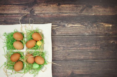 Masada Paskalya dekorasyonu için beyaz çanak taze yumurta 