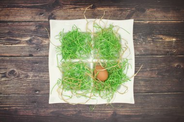 Masada Paskalya dekorasyonu için beyaz çanak taze yumurta 