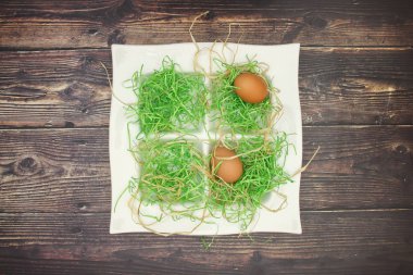 Masada Paskalya dekorasyonu için beyaz çanak taze yumurta 