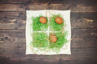 Masada Paskalya dekorasyonu için beyaz çanak taze yumurta 