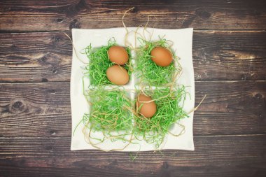 Masada Paskalya dekorasyonu için beyaz çanak taze yumurta 