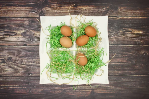 Masada Paskalya dekorasyonu için beyaz çanak taze yumurta 