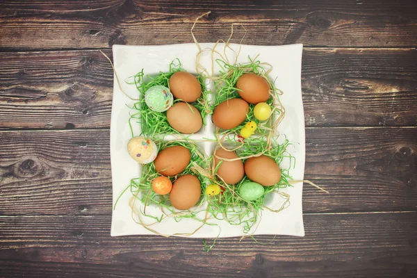Masada Paskalya dekorasyonu için beyaz çanak taze yumurta 