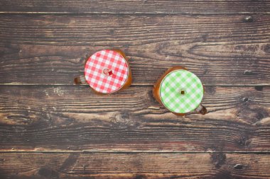 Ahşap masada iki kişi için taze portakal suyu 