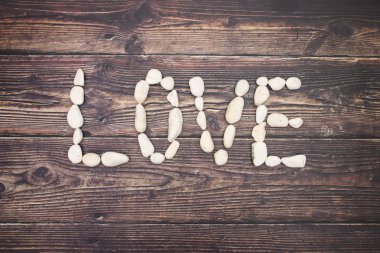 Aşk beyaz kayalar ile yazılmış 