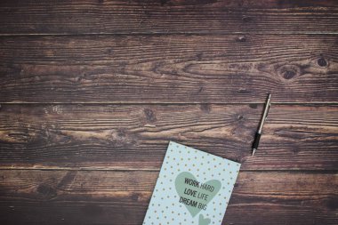 Mavi Notebook ve kalem ile çalışma masası