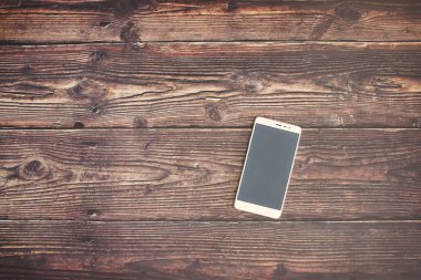 Ahşap arka planda mobil 