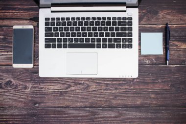Ofis malzemeleri ile çalışma masası 