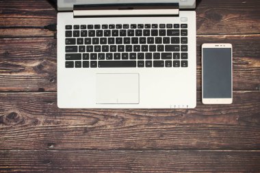 Ofis malzemeleri ile çalışma masası 